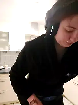 Snapshot of Gamergirl-Linela chatting on 03-10-25, 07:50 Gamergirl-Linela online show from 03-10-25, 07:50