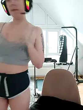 Snapshot of Gamergirl-Linela chatting on 03-21-25, 04:51 Gamergirl-Linela online show from 03-21-25, 04:51