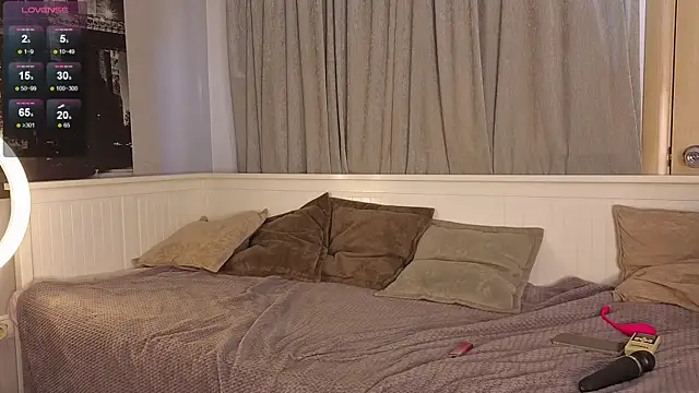 Nicole Hampton online show from 09-11-25, 02:39