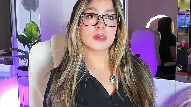 Snapshot of Cloee_Rainbow1 chatting on 05-16-26, 11:53 Cloee Rainbow1 online show from 05-16-26, 11:53