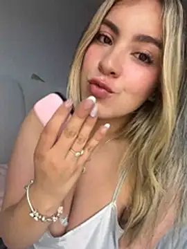Snapshot of Cloee_Rainbow1 chatting on 06-05-26, 12:33 Cloee Rainbow1 online show from 06-05-26, 12:33