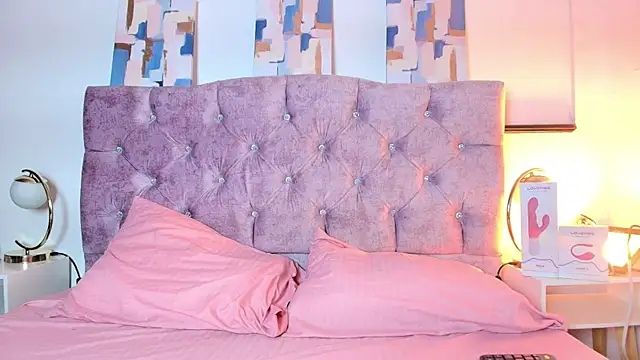 Skye Moore online show from 09-16-25, 07:37