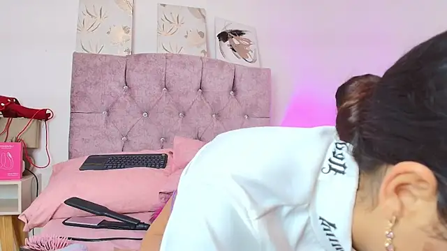 Skye Moore online show from 03-05-26, 06:48