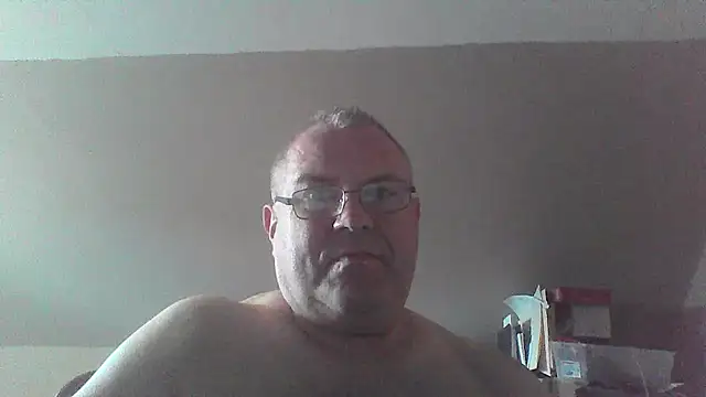 Snapshot of mkestr69 chatting on 10-14-25, 04:30 mkestr69 online show from 10-14-25, 04:30