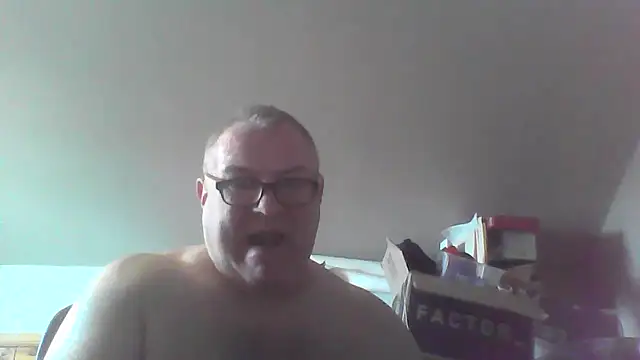 Snapshot of mkestr69 chatting on 04-01-26, 05:43 mkestr69 online show from 04-01-26, 05:43