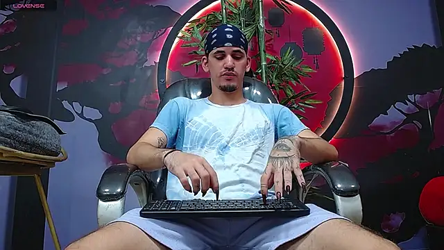 Snapshot of Dirty_Kingg chatting on 11-17-25, 08:03 Dirty Kingg online show from 11-17-25, 08:03