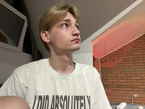 Julian wins online show from 03-19-25, 08:22