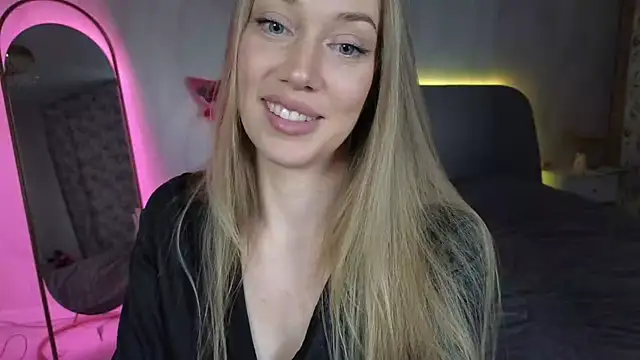 Snapshot of Engel_13 chatting on 10-19-25, 01:34 Engel 13 online show from 10-19-25, 01:34