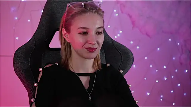 Snapshot of PhilippaAdamas chatting on 02-27-25, 05:45 PhilippaAdamas online show from 02-27-25, 05:45