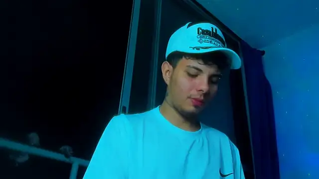 Snapshot of Alessandro_1610 chatting on 10-20-25, 04:02 Alessandro 1610 online show from 10-20-25, 04:02