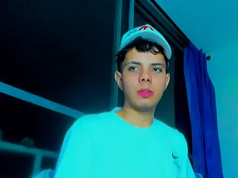 Snapshot of Alessandro_1610 chatting on 11-14-25, 05:17 Alessandro 1610 online show from 11-14-25, 05:17