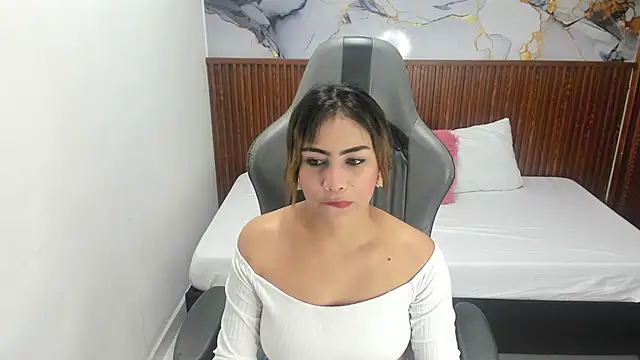 Holly 22 online show from 11-18-25, 02:43