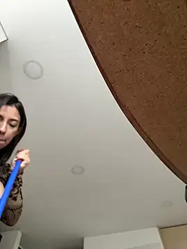 Snapshot of KarolVega- chatting on 02-17-25, 06:48 KarolVega- online show from 02-17-25, 06:48