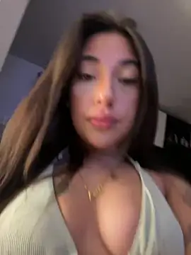 Snapshot of KarolVega- chatting on 02-22-25, 01:11 KarolVega- online show from 02-22-25, 01:11