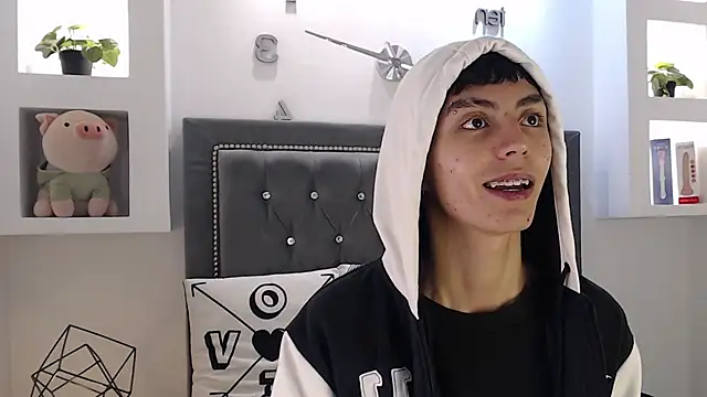 Snapshot of MaikyCooper chatting on 03-18-25, 05:52 MaikyCooper online show from 03-18-25, 05:52