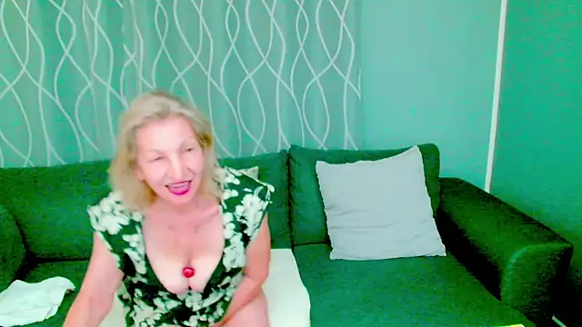 Snapshot of adeleadison chatting on 09-24-25, 02:37 adeleadison online show from 09-24-25, 02:37