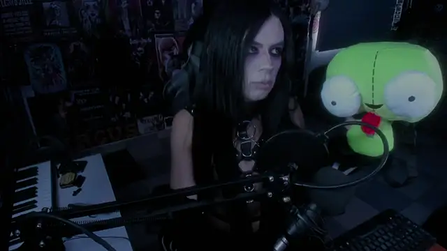 Snapshot of rotten_dreams chatting on 02-19-25, 04:44 rotten dreams online show from 02-19-25, 04:44