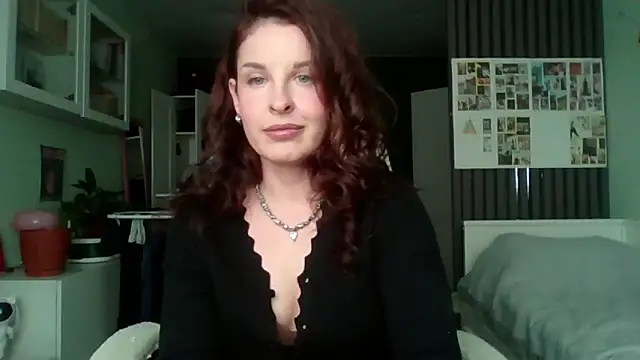 Snapshot of MollyBer chatting on 06-15-26, 03:14 MollyBer online show from 06-15-26, 03:14