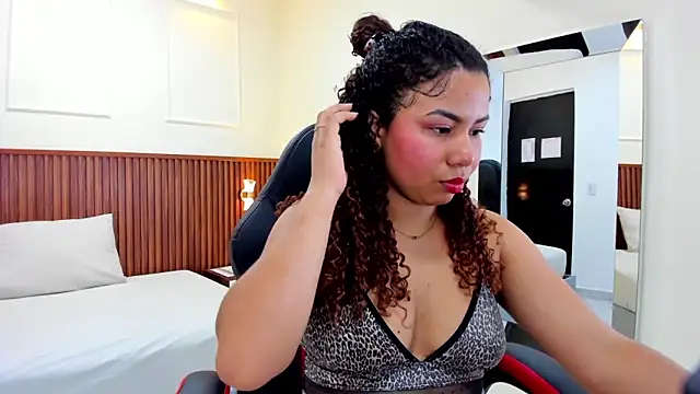 Snapshot of MELINAMARTINS chatting on 02-18-25, 07:41 MELINAMARTINS online show from 02-18-25, 07:41