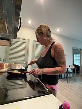 bossyroxy84 online show from 04-12-26, 06:13