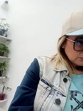 Snapshot of CandieGilson__ chatting on 11-13-25, 11:09 CandieGilson online show from 11-13-25, 11:09