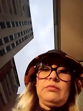 Snapshot of CandieGilson__ chatting on 11-18-25, 10:41 CandieGilson online show from 11-18-25, 10:41