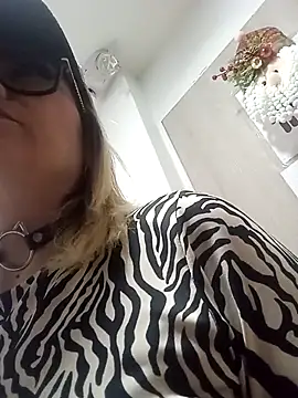 Snapshot of CandieGilson__ chatting on 11-22-25, 12:15 CandieGilson online show from 11-22-25, 12:15