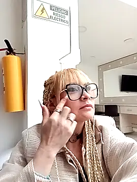 Snapshot of CandieGilson__ chatting on 12-02-25, 12:43 CandieGilson online show from 12-02-25, 12:43