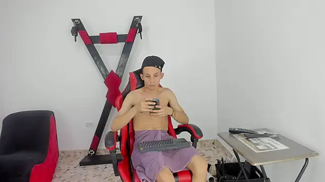 Snapshot of Isak_Millan chatting on 10-13-25, 11:27 Isak Millan online show from 10-13-25, 11:27