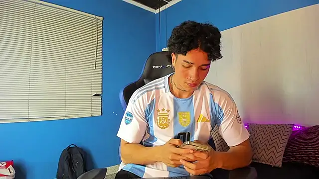 Snapshot of KaryBig3 chatting on 03-19-25, 04:14 KaryBig3 online show from 03-19-25, 04:14