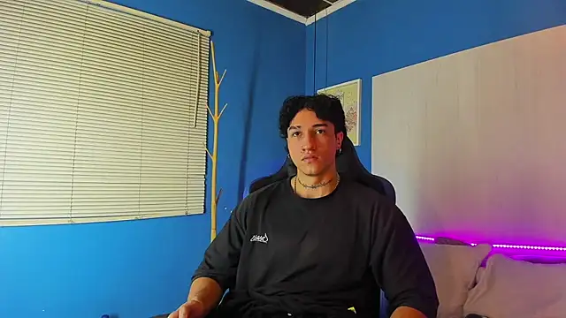 Snapshot of KaryBig3 chatting on 03-21-25, 04:17 KaryBig3 online show from 03-21-25, 04:17