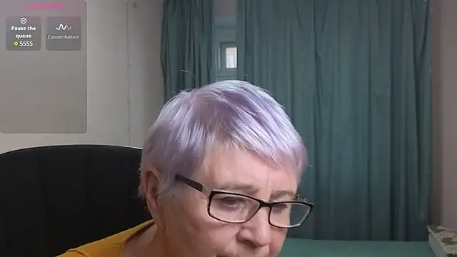 Sandra Snowflake online show from 11-18-25, 12:20