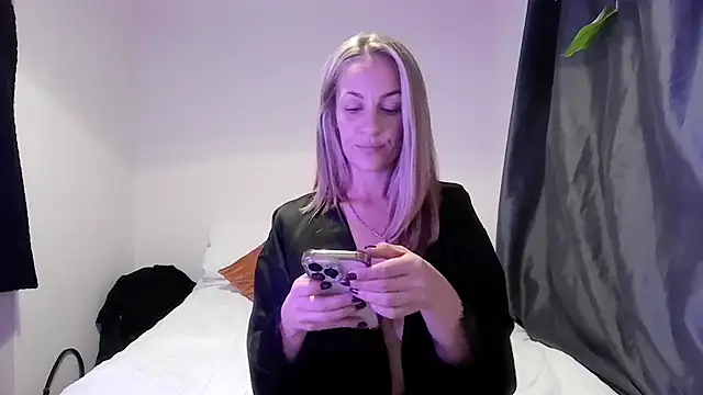 Snapshot of Edenfox- chatting on 09-21-25, 08:21 Edenfox- online show from 09-21-25, 08:21