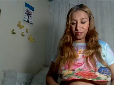 Snapshot of tatty_love77 chatting on 09-26-25, 01:48 tatty love77 online show from 09-26-25, 01:48