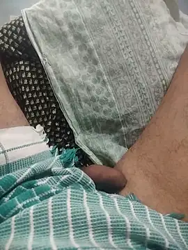 Snapshot of indian_couple4 chatting on 10-27-25, 01:31 indian couple4 online show from 10-27-25, 01:31