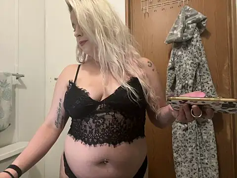 Snapshot of sexylilb17 chatting on 03-18-25, 03:20 sexylilb17 online show from 03-18-25, 03:20