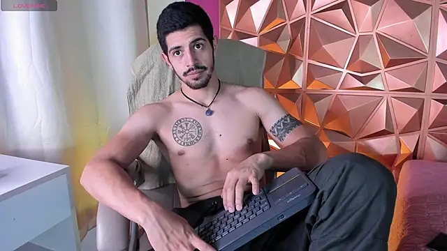 Snapshot of AlejandroStormm chatting on 03-25-26, 04:51 AlejandroStormm online show from 03-25-26, 04:51