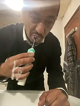 Snapshot of rogerdik76 chatting on 01-14-26, 06:30 rogerdik76 online show from 01-14-26, 06:30