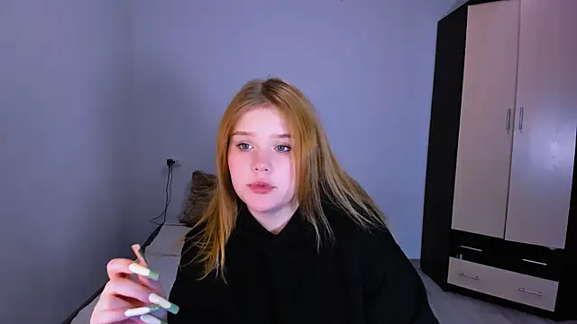 LaseyMoon online show from 12-19-25, 09:27