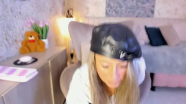 Liannaa  online show from 02-24-26, 07:45