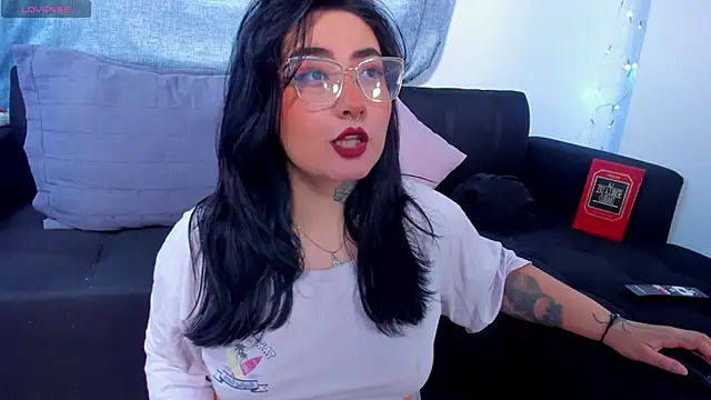 Snapshot of Curvybaddie99 chatting on 11-04-25, 11:26 Curvybaddie99 online show from 11-04-25, 11:26