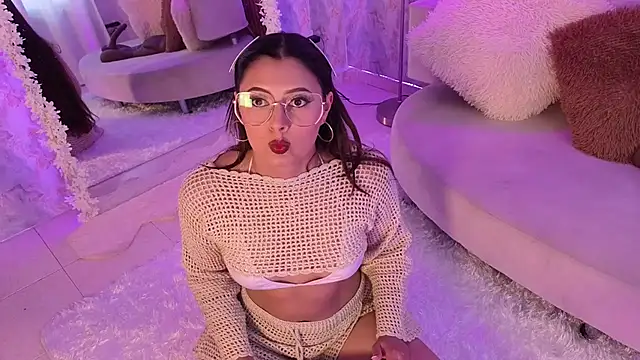 Snapshot of madisonjones- chatting on 11-26-25, 07:04 madisonjones- online show from 11-26-25, 07:04