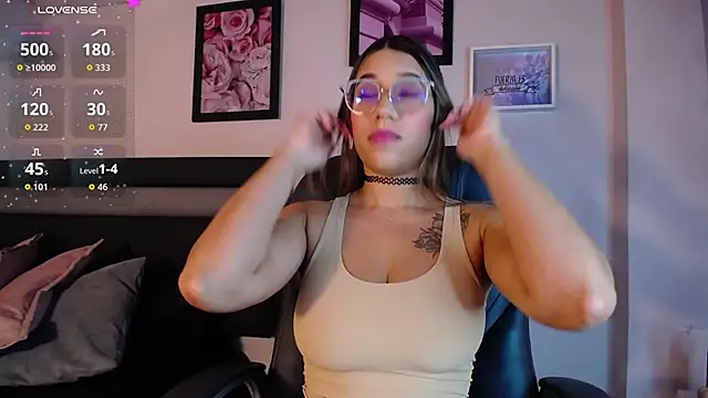 Snapshot of Oriana_gh chatting on 09-21-25, 03:30 Oriana gh online show from 09-21-25, 03:30