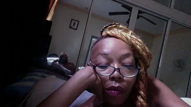 Ladyzee25 online show from 10-17-25, 01:03