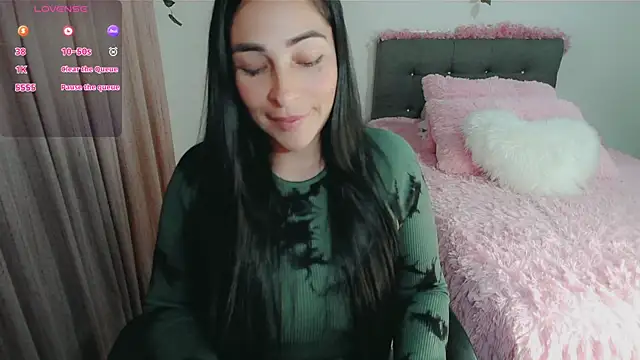 Snapshot of luna_lgomez_ chatting on 10-28-25, 01:42 luna lgomez  online show from 10-28-25, 01:42