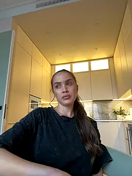 Snapshot of Beverly_Hilll chatting on 10-28-25, 01:03 Beverly Hilll online show from 10-28-25, 01:03