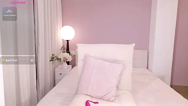 Snapshot of honey113 chatting on 04-19-26, 01:54 honey113 online show from 04-19-26, 01:54