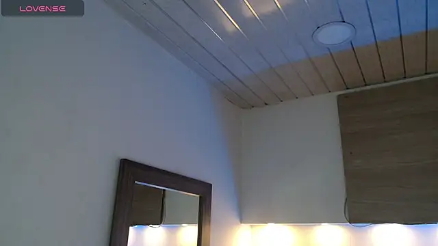 Snapshot of Cristal_Velle chatting on 09-25-25, 12:42 Cristal Velle online show from 09-25-25, 12:42