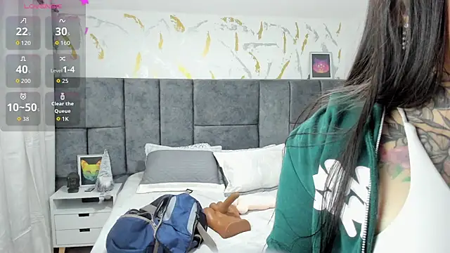 Snapshot of Cristal_Velle chatting on 11-24-25, 01:00 Cristal Velle online show from 11-24-25, 01:00