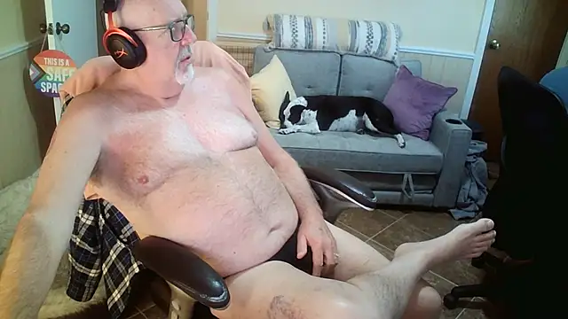 Snapshot of superbearboss chatting on 05-06-26, 04:45 superbearboss online show from 05-06-26, 04:45